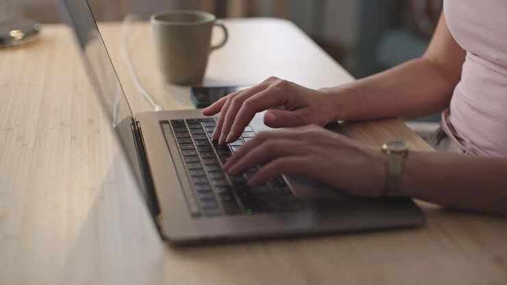 Woman Eingabe auf einem Laptop