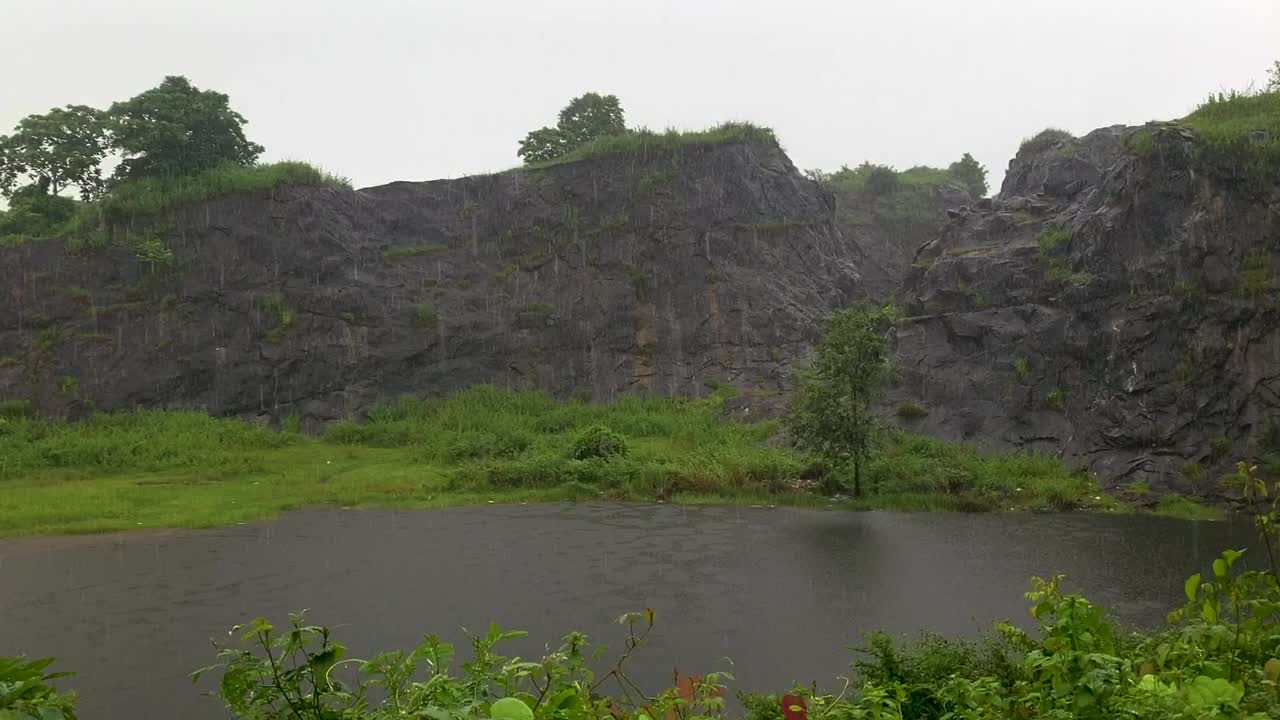 дождь в красивом месте с холмами и прудами