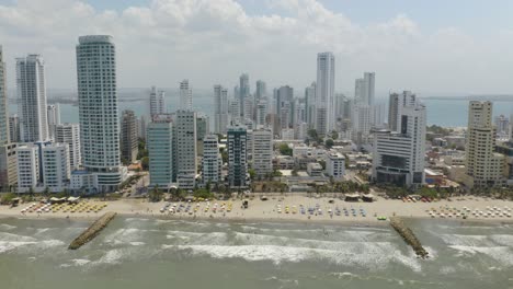 Olas-Rompiendo-En-Las-Playas-De-Cartagena-En-Verano