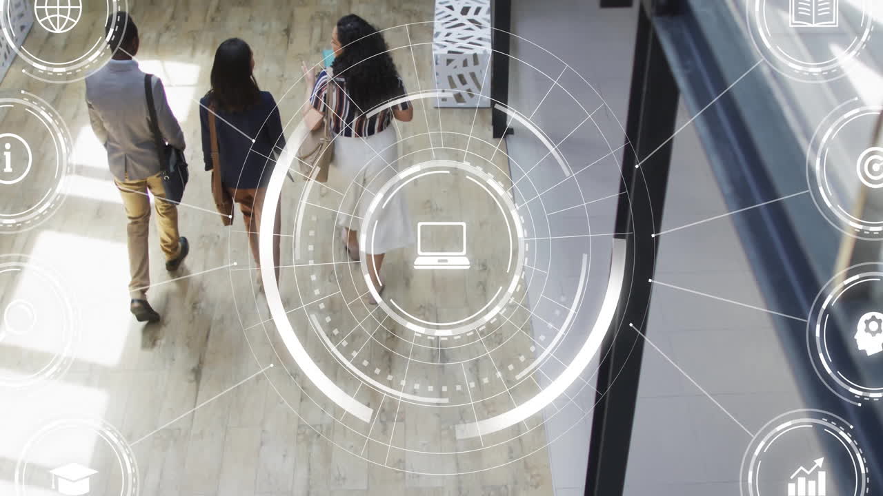Animación de interfaz digital sobre personas caminando en suelo de madera en la oficina.