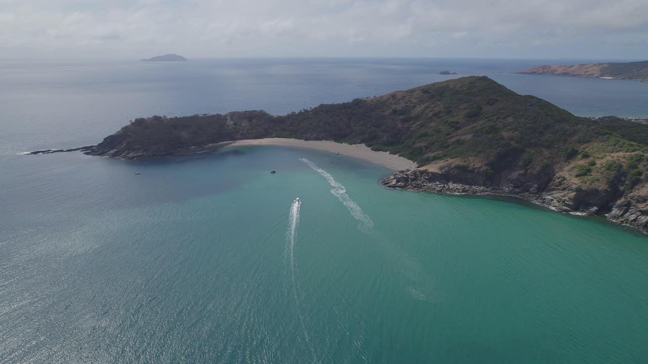 바다에서 비밀 해변으로 순항하는 스피드 보트 - 호주 퀸즐랜드 그레이트 케펠 섬의 버터 피쉬 베이