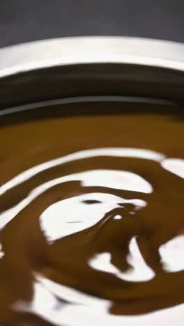 chocolate derretido en un cuenco