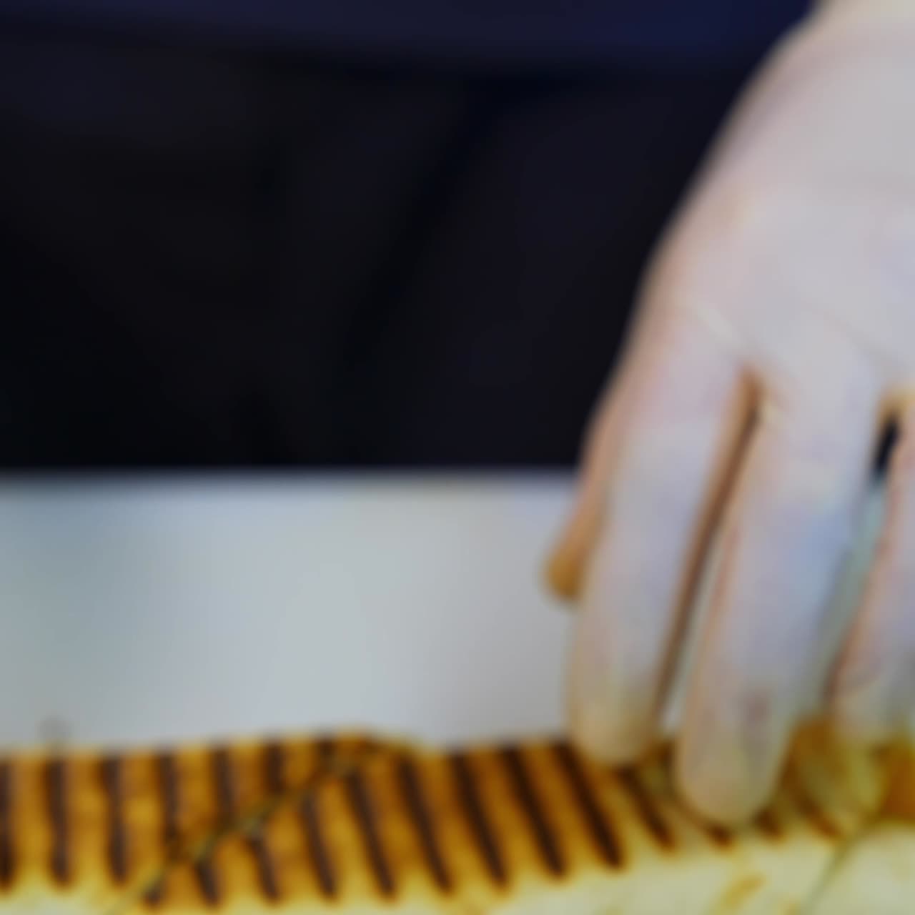 Pita pronta con formaggio e carne. Lo chef taglia la pita cotta e ne mostra il ripieno. Delizioso spuntino in un ristorante. Primo piano.