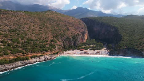 Panoramaküste-Des-Mittelmeers-In-Albanien-Mit-Unberührten-Stränden-Und-Sauberem-Türkisfarbenem-Meerwasser