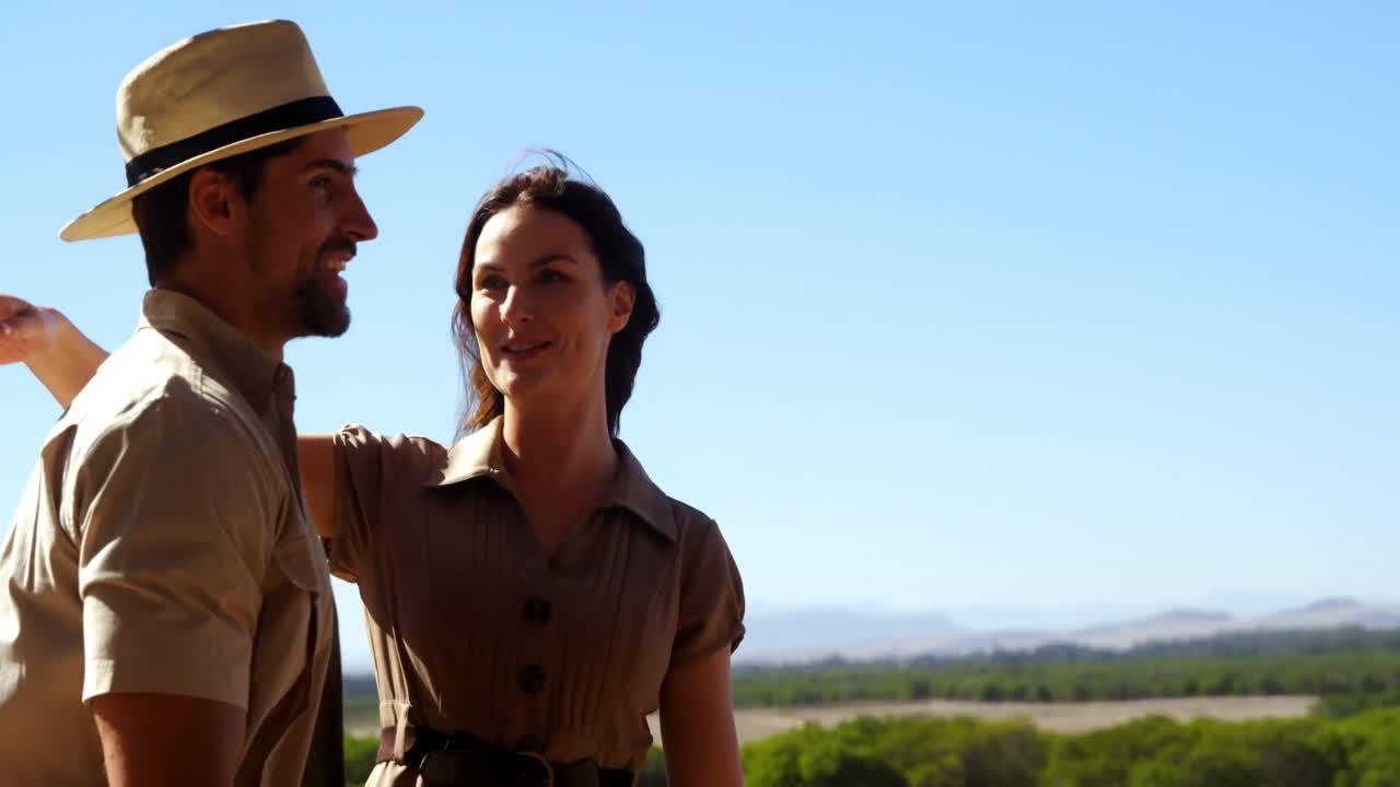 pareja de pie juntos con el brazo alrededor en un día soleado 4k