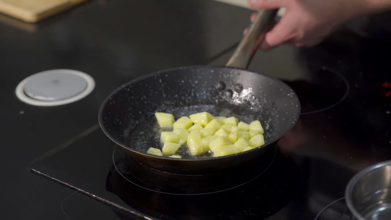 cocinar patatas en una sartén