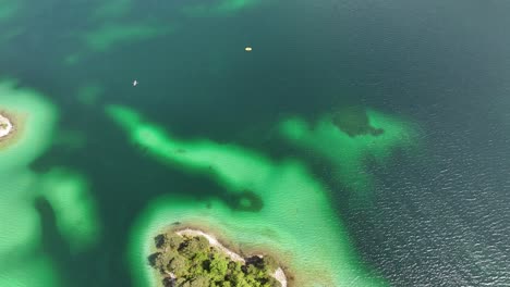 la pequeña y exuberante isla en las aguas cristalinas de eibsee, grainau, alemania, vista aérea