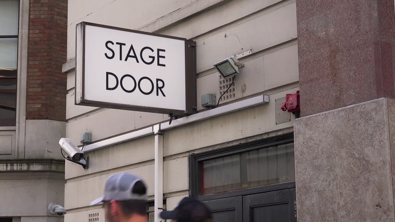 una puerta de escenario genérica lleva a los actores e intérpretes al backstage de un teatro local en londres, inglaterra 3