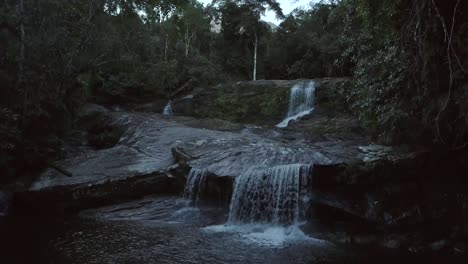 Ascensor-Lento-Frente-A-La-Cascada-En-La-Selva-Amazónica-Brasileña-Hacia-El-Anochecer