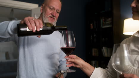 pareja bebiendo vino en casa
