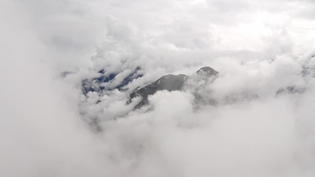 산 정상을 둘러싼 구름