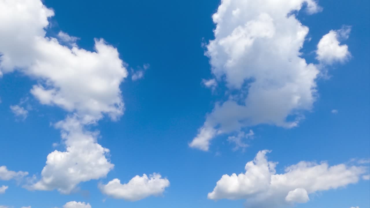 파란 하늘에서 면화 구름 변신. 타임 스. 밝은 빛 날 영상.