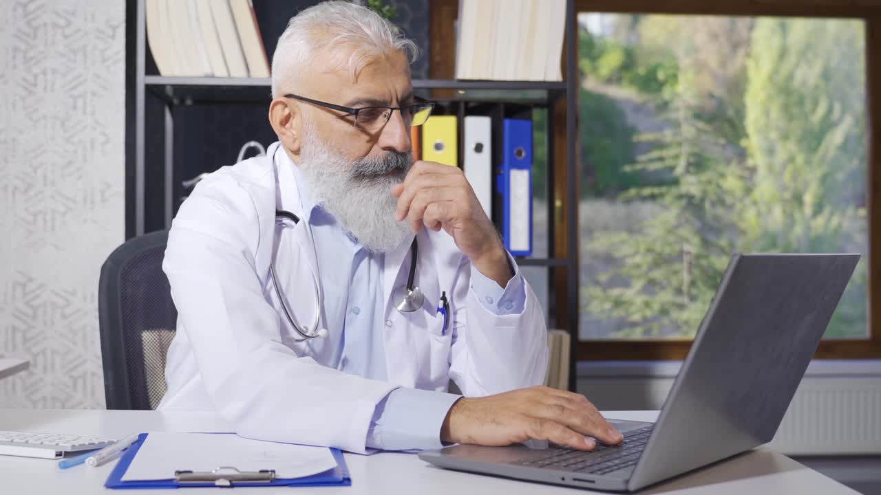 un médico maduro trabaja en su clínica privada.