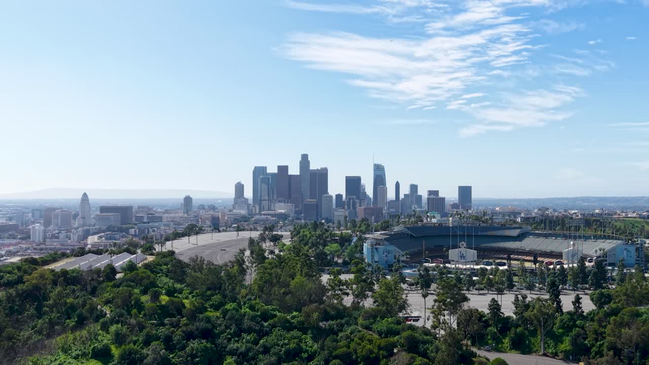 Sân vận động Dodger với hậu cảnh là đường chân trời Los Angeles bị bao phủ bởi khói mù dày đặc.