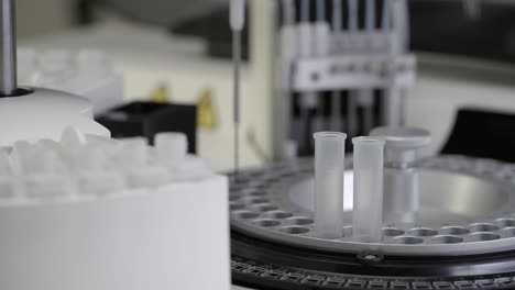 primer plano de la bandeja de muestra de un analizador químico con dos tubos de muestra