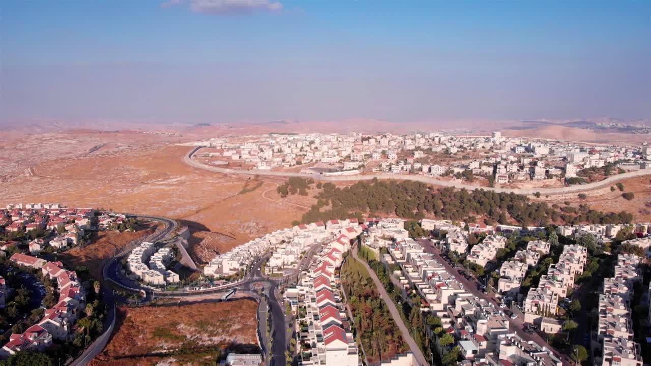 이스라엘과 팔레스타인 마을이 울타리로 나어져 있는 공중 영상