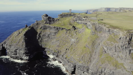 Antena-De-Los-Famosos-Acantilados-De-Moher,-Irlanda-En-Un-Día-Soleado