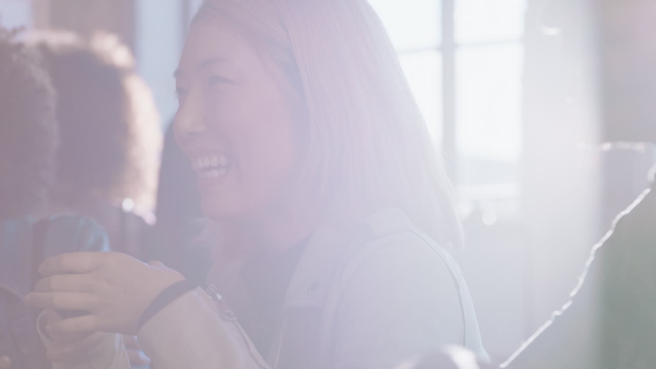 행복한 친구 그룹이 카페에서 채팅하고 대화를 나누고 커피를 마시고 사교를 즐기고 재미를 느끼며 레스토랑에서 만납니다.