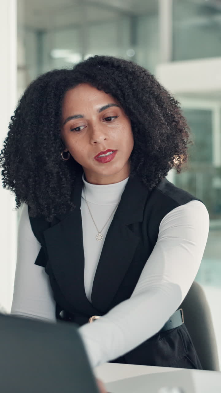 Mulher profissional trabalhando e conversando no laptop em escritório moderno