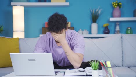 El-Estudiante-Que-No-Puede-Hacer-Lo-Que-Quiere-En-La-Computadora-Portátil.-Constreñido-Y-Aburrido.