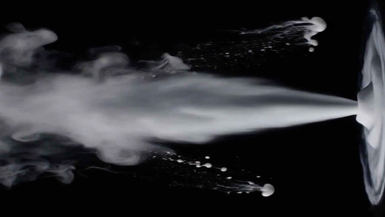 Fumo bianco che fuoriesce da un ugello su sfondo nero