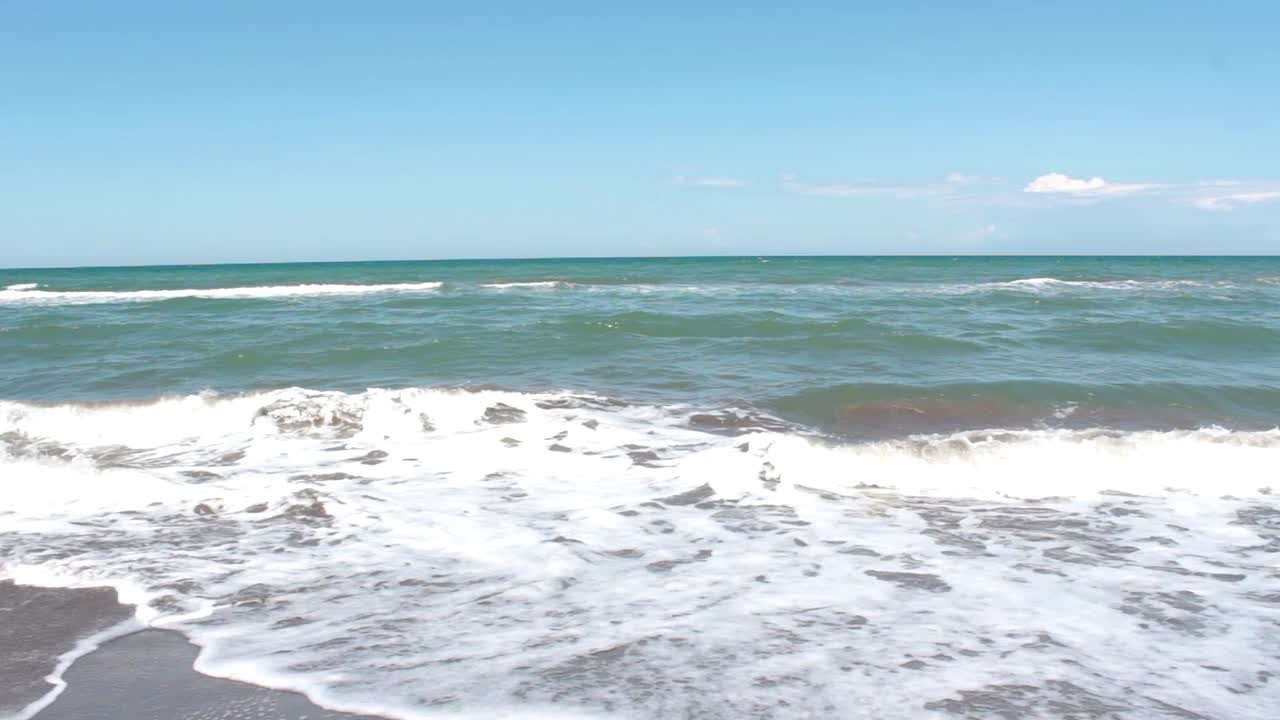 hombre caminando en la playa