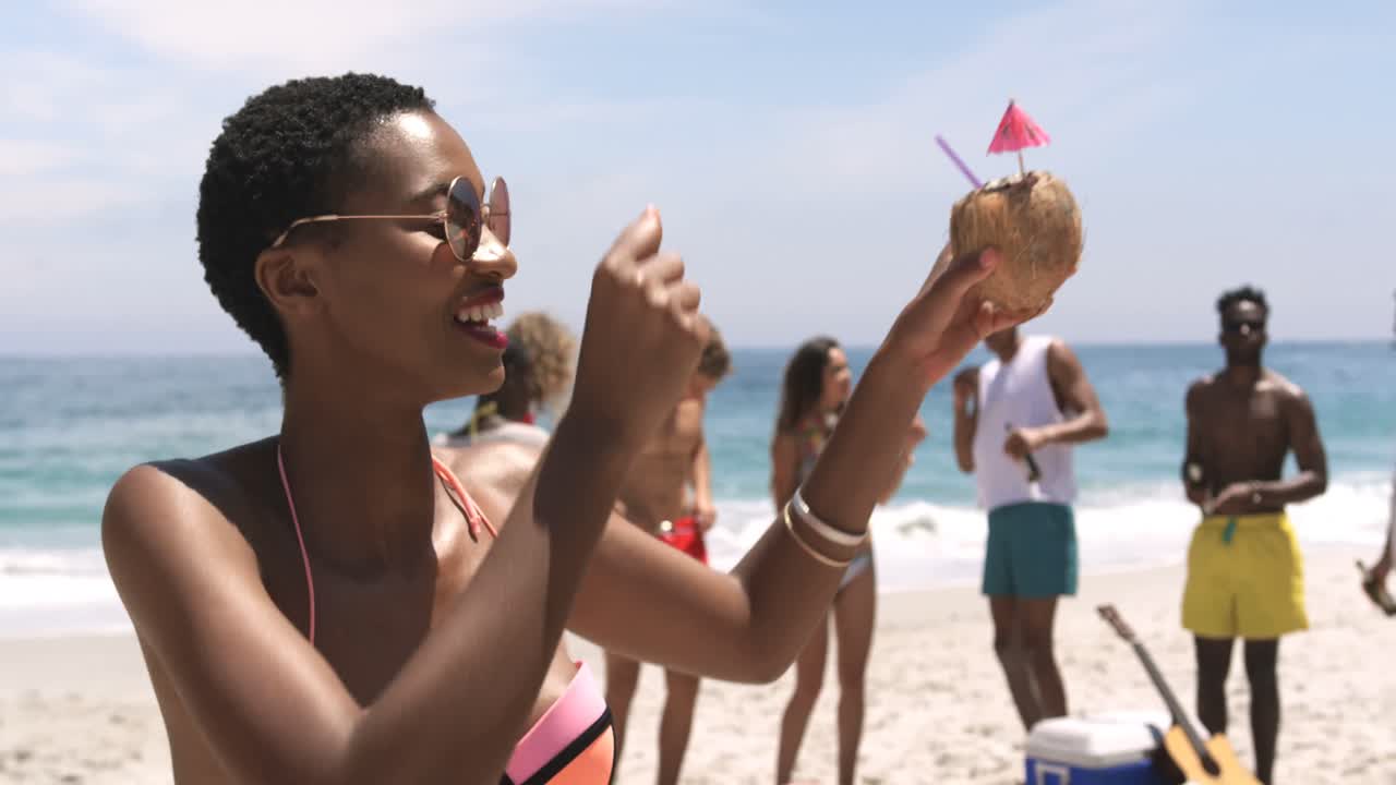 vista frontal de una mujer afroamericana bailando en la playa 4k