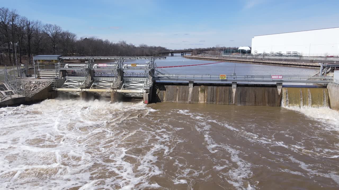 pequeña presa local y embalse en michigan, vista aérea de drones