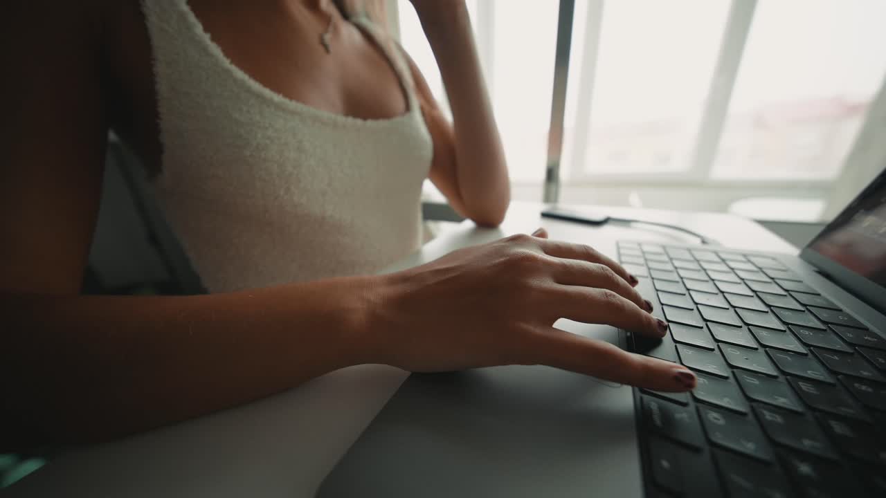 mujer escribiendo en una computadora portátil