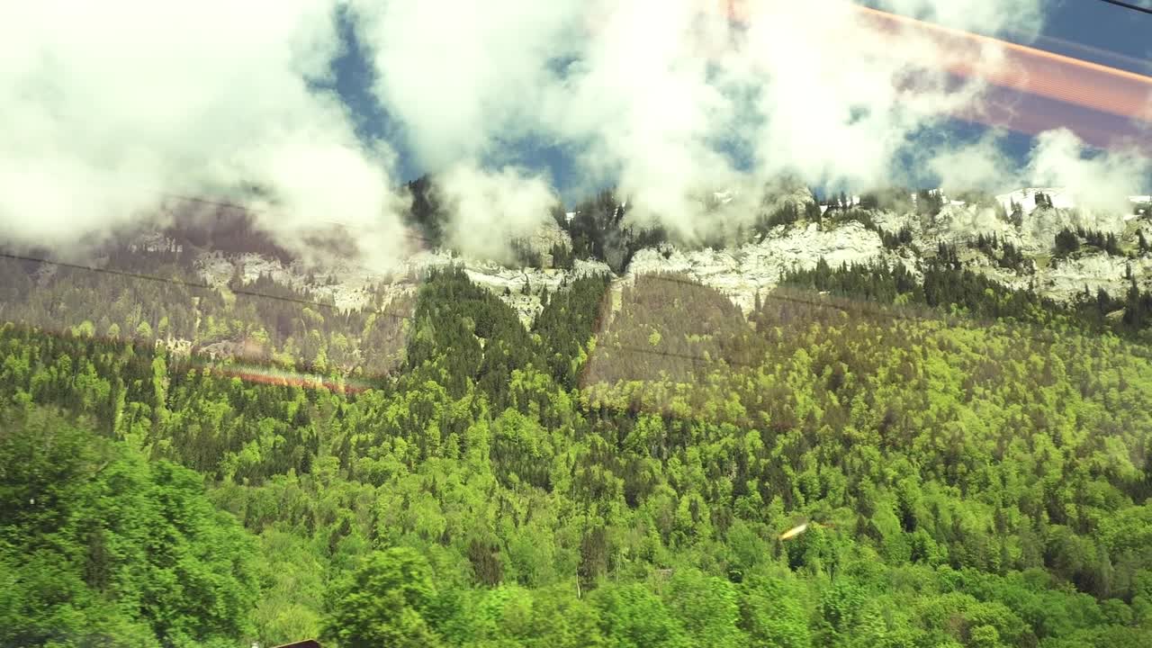 기차 창문에서 볼 수 있는 스위스 알프스 산맥