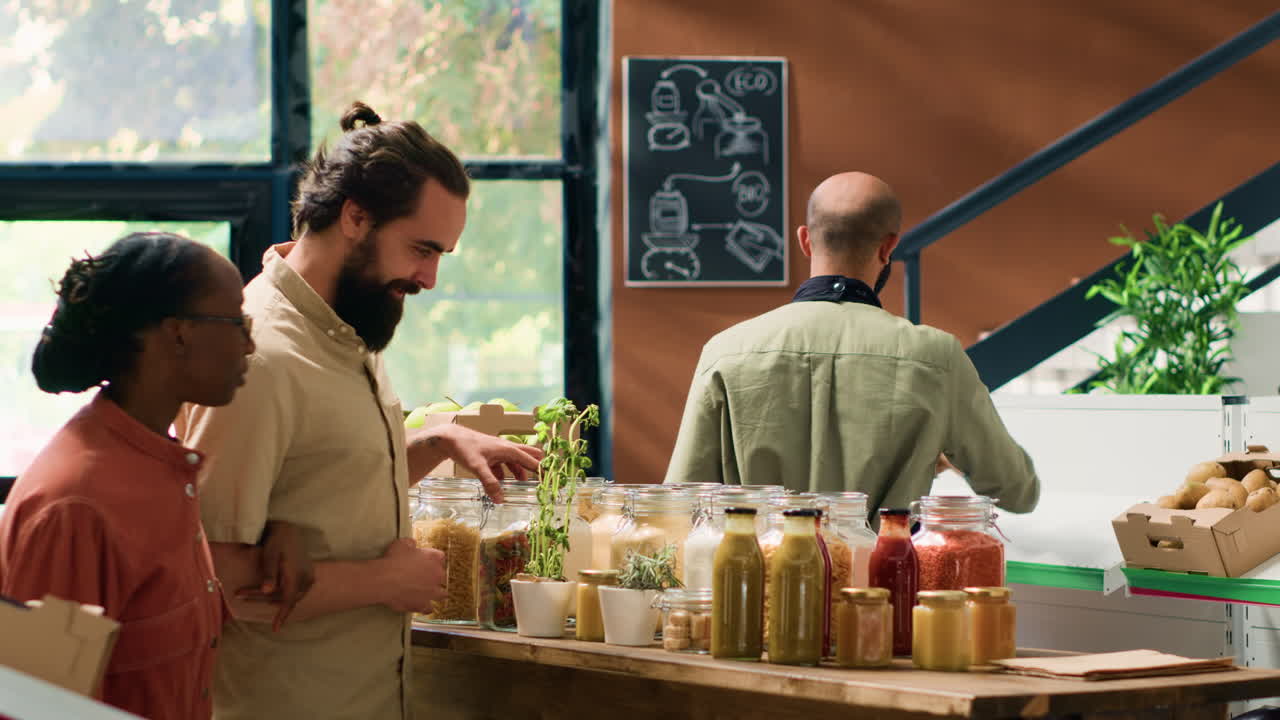 pareja diversa que apoya a un agricultor local