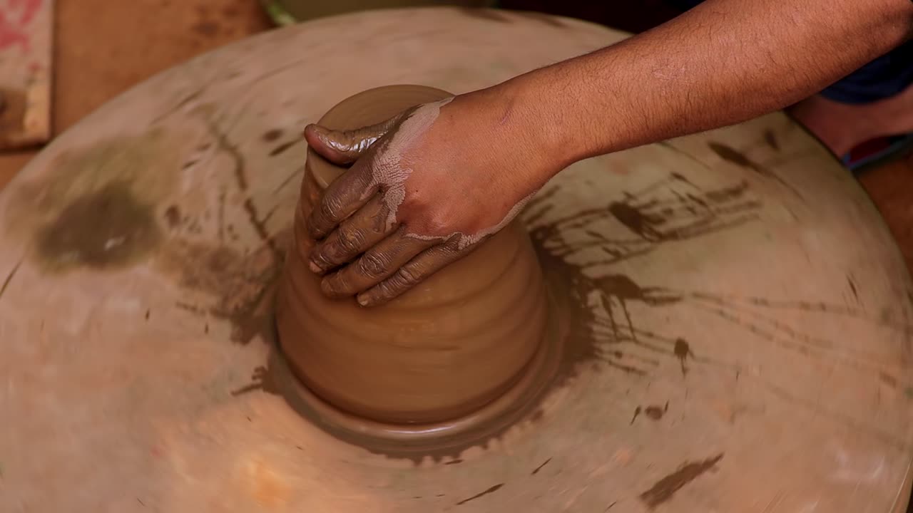 el alfarero en el trabajo hace platos de cerámica. india, rajasthan.