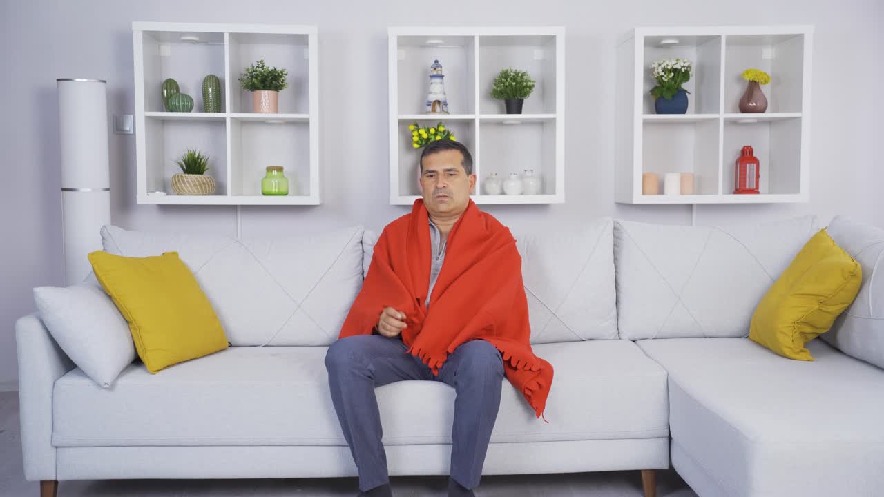 소파에 누워 있는 우울한 노인.