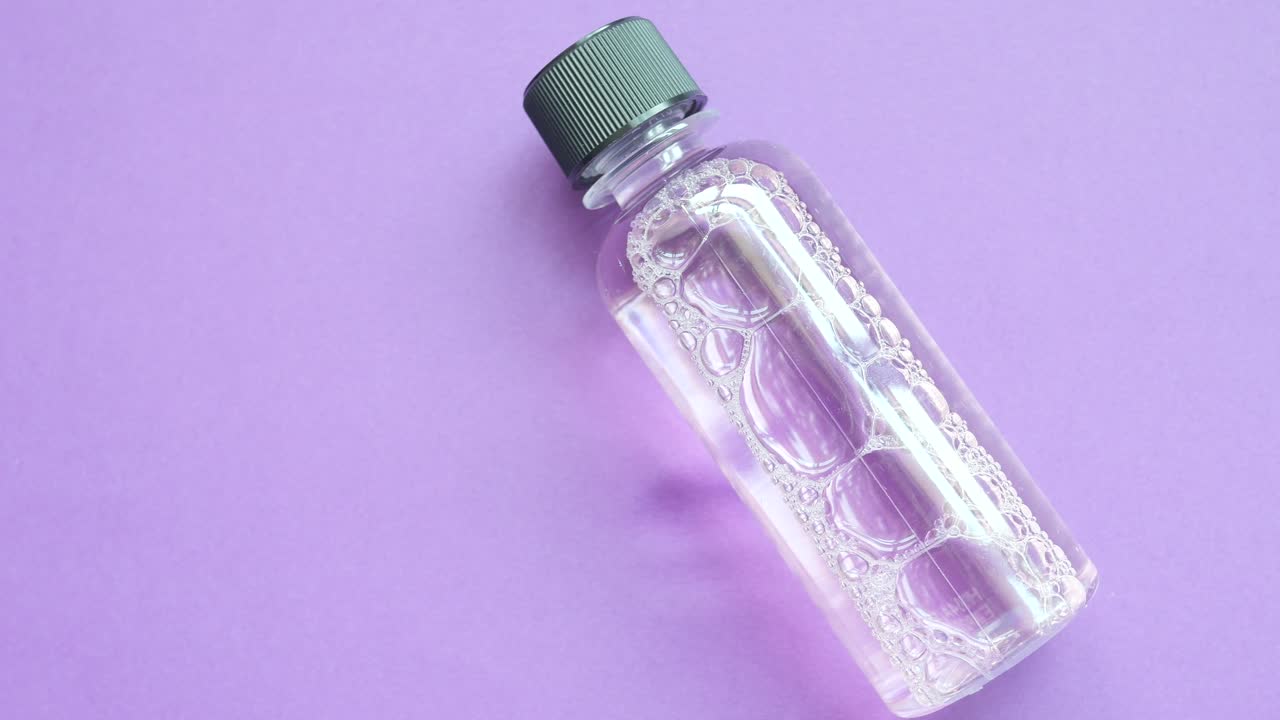 líquido para enjuague bucal en un recipiente sobre la mesa,