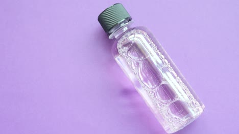 líquido para enjuague bucal en un recipiente sobre la mesa,