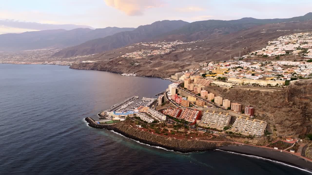 la hora dorada ilumina la costa de radazul, los acantilados, el puerto deportivo, el océano, tenerife