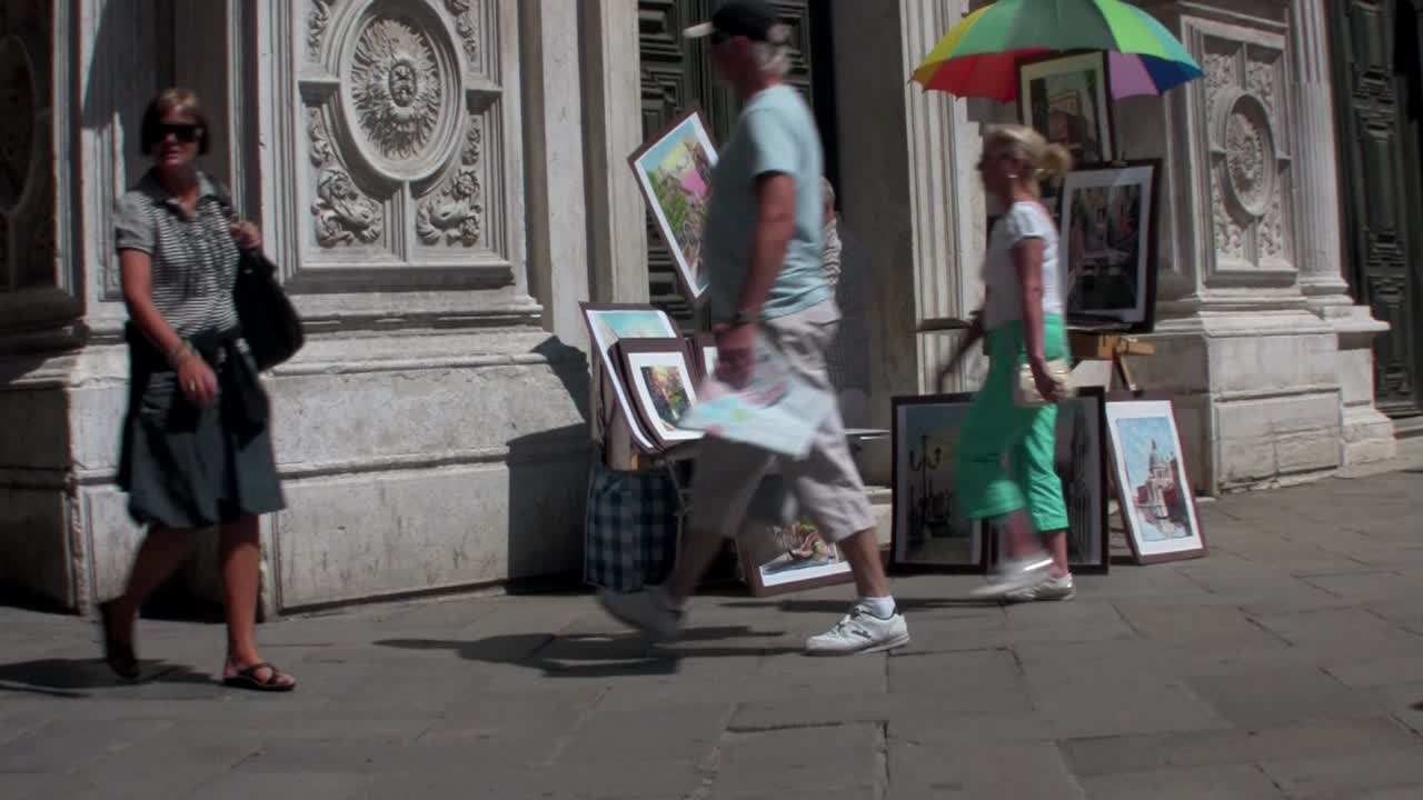 Un artista di strada dipinge fuori da una cattedrale a Parigi.