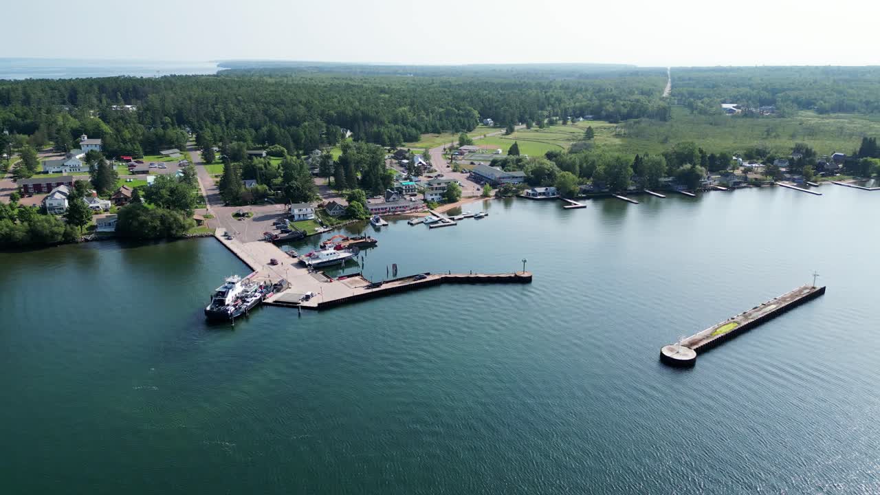 마들린 아일랜드 페리 라인 (madeline island ferry line) 은 위스콘신 주 애랜드 카운티의 레이크프론트 마을이다.