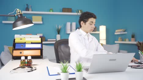el niño soñador sueña con convertirse en médico en el futuro, divertirse y ser feliz por sí mismo.