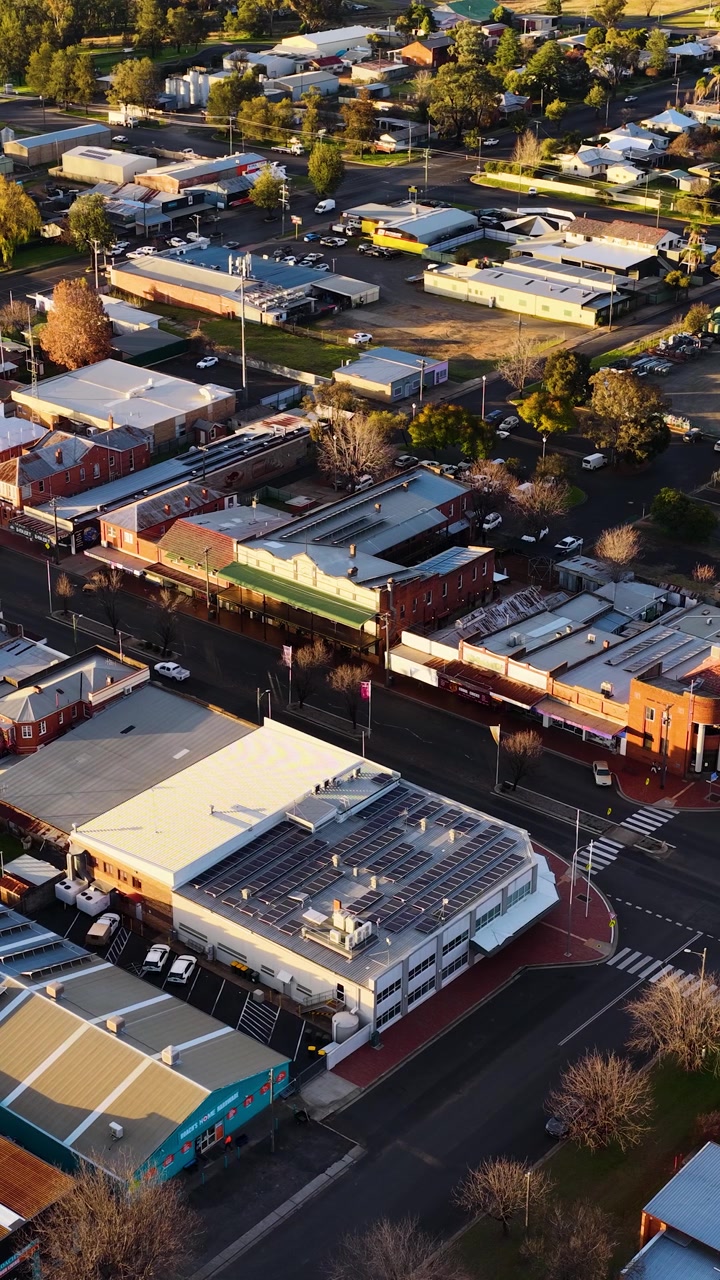 Droneopptak fra høy vinkel av hustak og gater i Coonabarabran, New South Wales, Australia