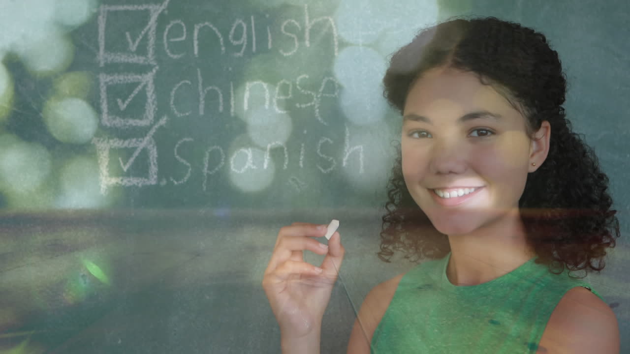 manchas brillantes de luces contra una estudiante que sostiene tiza