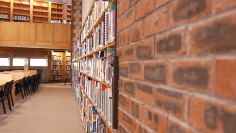 Vista de una biblioteca vacía