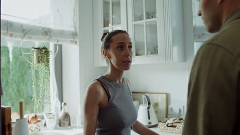 una pareja discutiendo en la cocina.