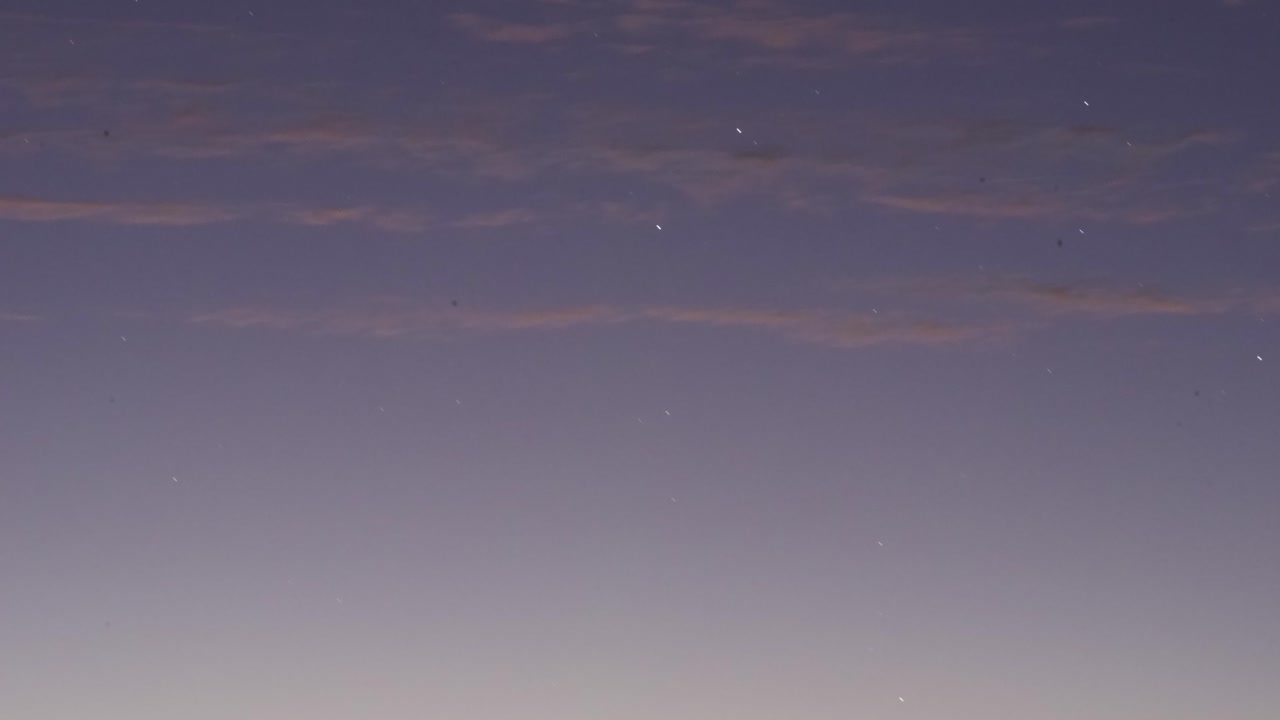 밤에서 밝은 낮으로 바뀌는 하늘의 저속 경과 별이 밝고 용해되는 아름다운 다채로운 전환 구름과 하늘색 녹색 빨간색 cuan 파란색 햇살