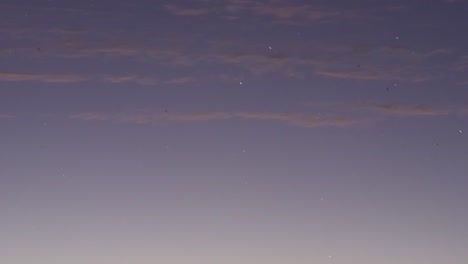 Lapso-De-Tiempo-Del-Cielo-Cambiando-De-Noche-A-Brillante-Durante-El-Día-Viendo-Estrellas-En-Transición-A-Brillante-Y-Disolviendo-Hermosa-Transición-Colorida-Nube-Y-Cielo-Color-Verde-Rojo-Cuan-Azul-Soleado