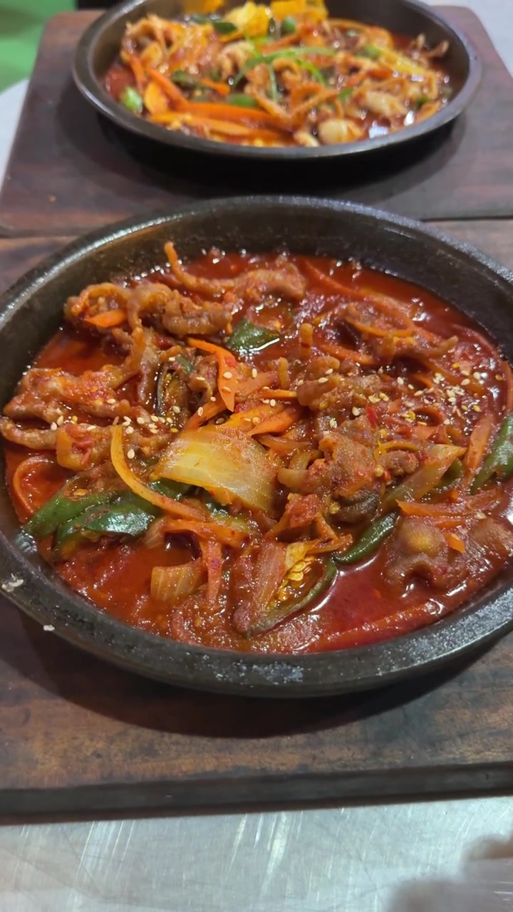 Tumis Ceker Ayam Pedas Disajikan di Wajan Panas