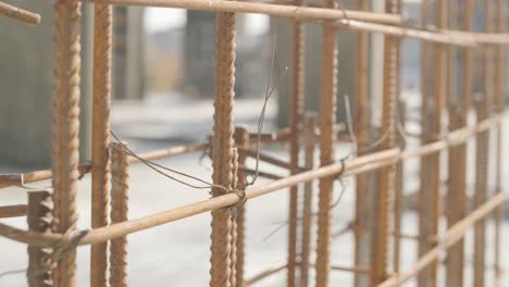 marcos de acero de un edificio en construcción, con una grúa torre en la parte superior