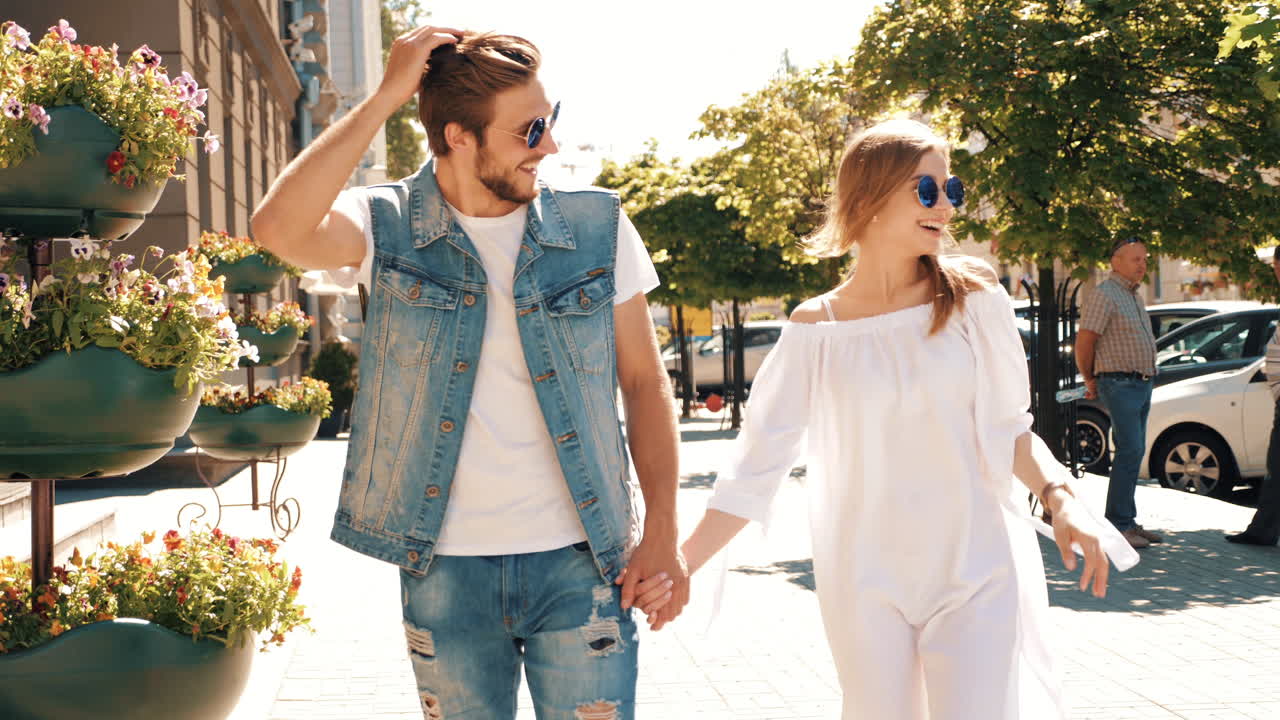 행복 한 부부 가 야외 에서 산책 하고 있다