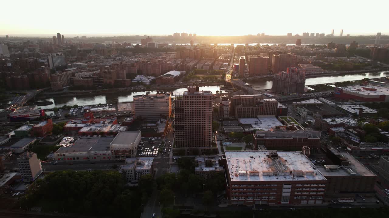 vista aérea sobre el bronx hacia el río harlem y el paisaje urbano, puesta de sol en nueva york, estados unidos