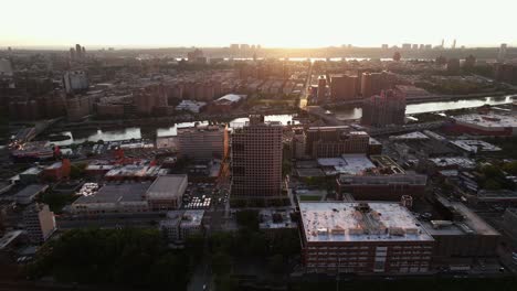 Vista-Aérea-Sobre-El-Bronx-Hacia-El-Río-Harlem-Y-El-Paisaje-Urbano,-Puesta-De-Sol-En-Nueva-York,-Estados-Unidos